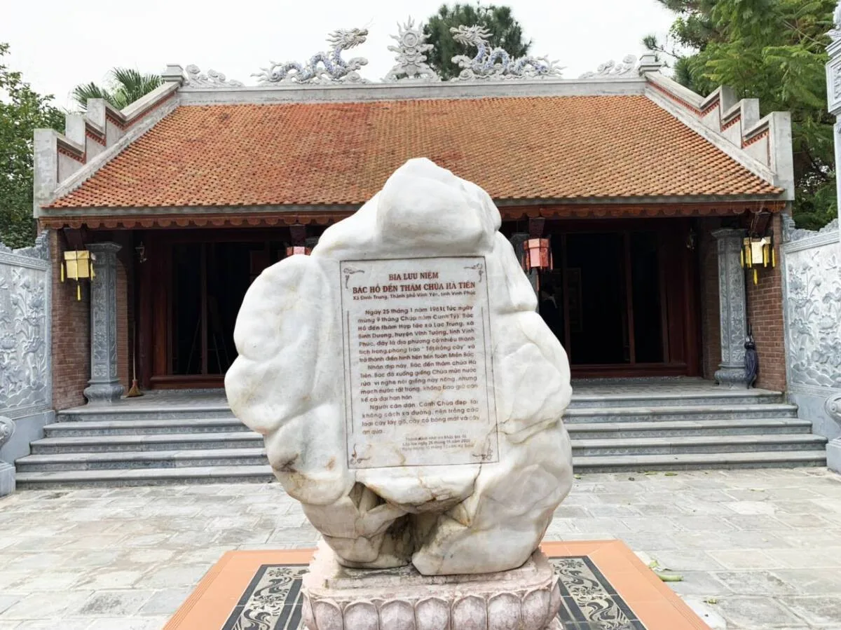Bia lưu niệm Bác Hồ đến thăm chùa Hà Tiên