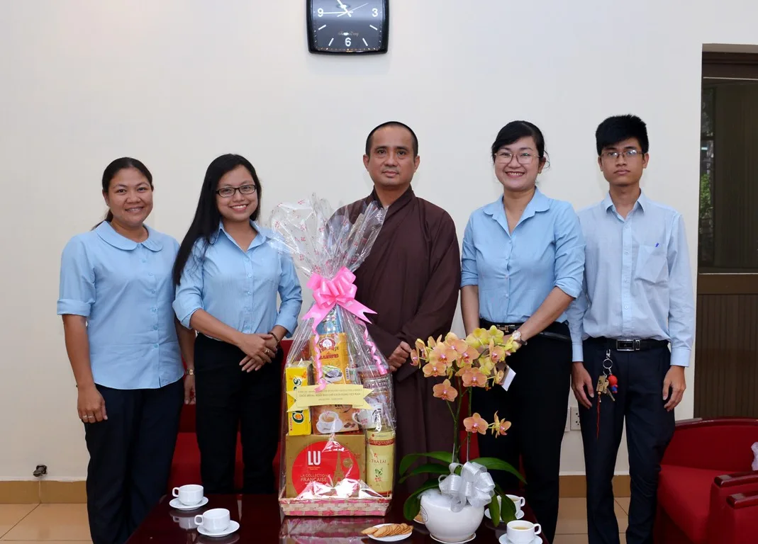 Đoàn UBND P.6 tặng quà chúc mừng Báo Giác Ngộ