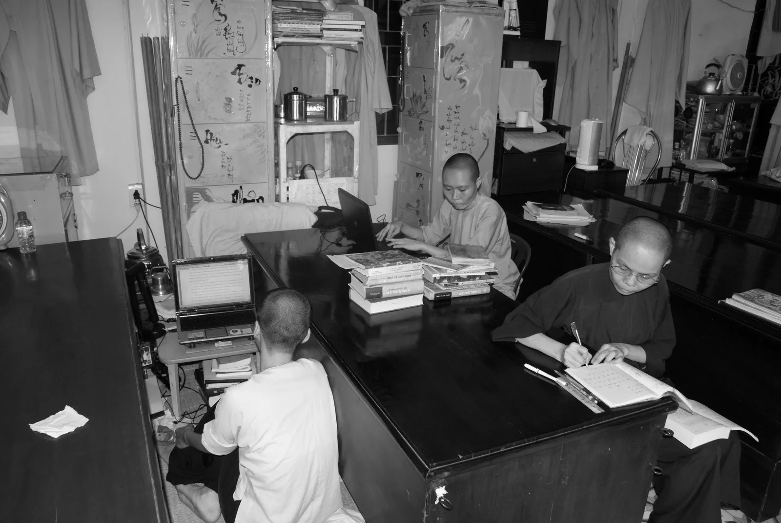 Chư ni học tập tại thiền phòng