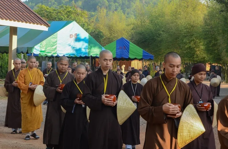 300 Tăng Ni về Làng Mai Thái Lan tu tập
