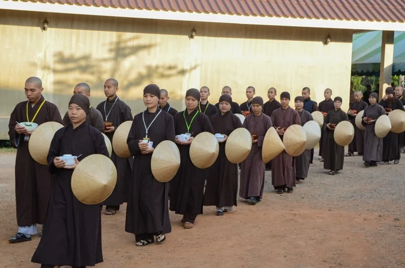 300 Tăng Ni về Làng Mai Thái Lan tu tập