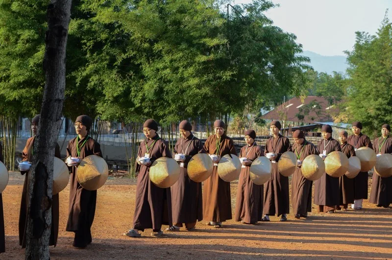 Khất thực trong chánh niệm