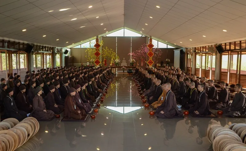300 Tăng Ni về Làng Mai Thái Lan tu tập