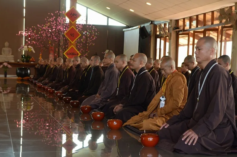 300 Tăng Ni về Làng Mai Thái Lan tu tập