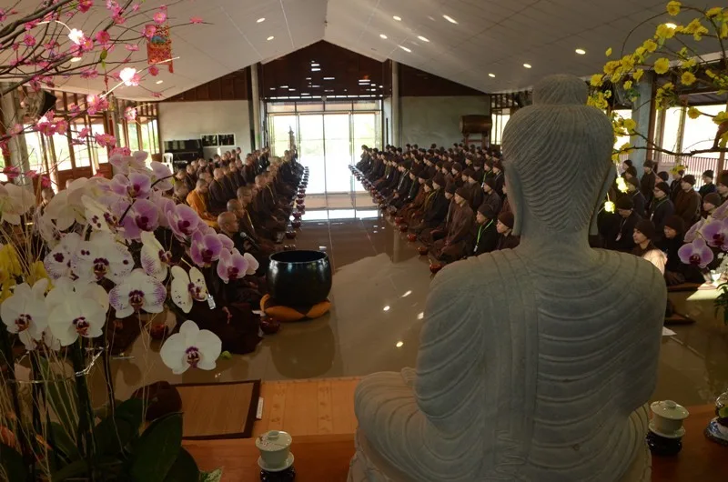 300 Tăng Ni về Làng Mai Thái Lan tu tập