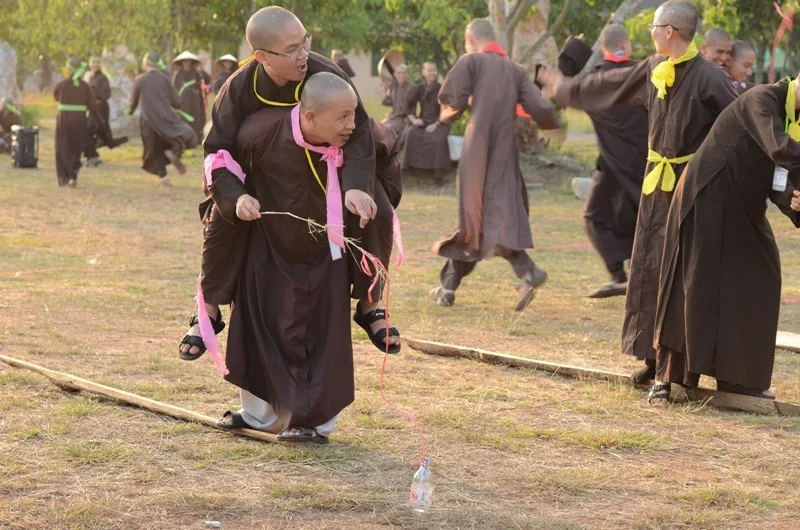 Ngoài giờ hành thiền còn có thể thao, vui chơi