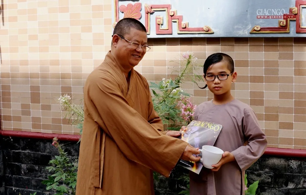 ĐĐ.Thích Minh Thanh trao quà lưu niệm