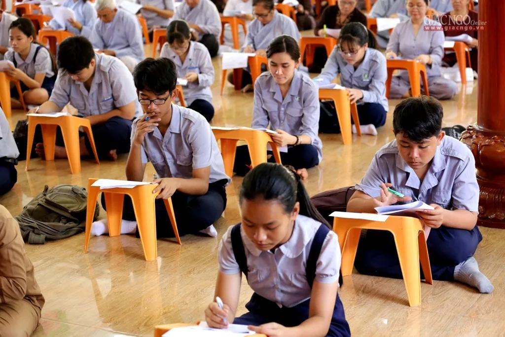 Thí sinh đủ lứa tuổi dự thi