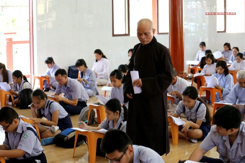 Hòa thượng Trưởng ban Tổ chức trực tiếp giám sát hội thi