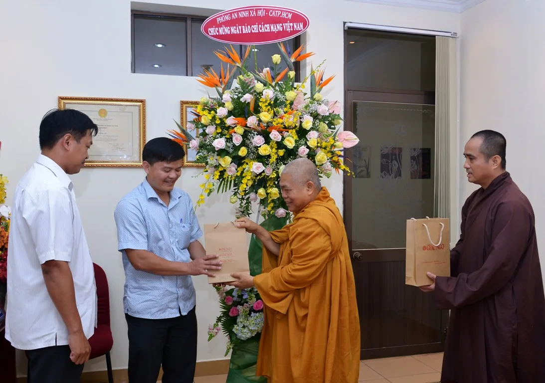 HT.Thích Giác Toàn tặng quà tới đoàn Công an TP