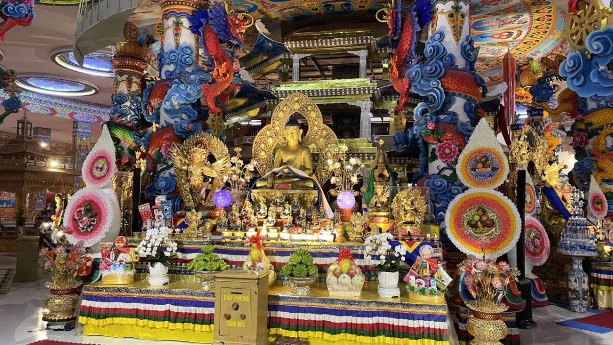 Không gian thờ tự bên trong Đại Bảo Tháp Mandala Tây Thiên