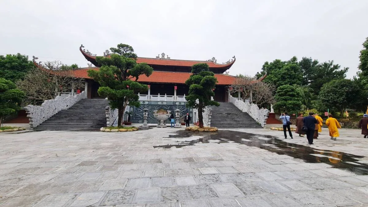 Khuôn viên phía trước chùa Hà Tiên