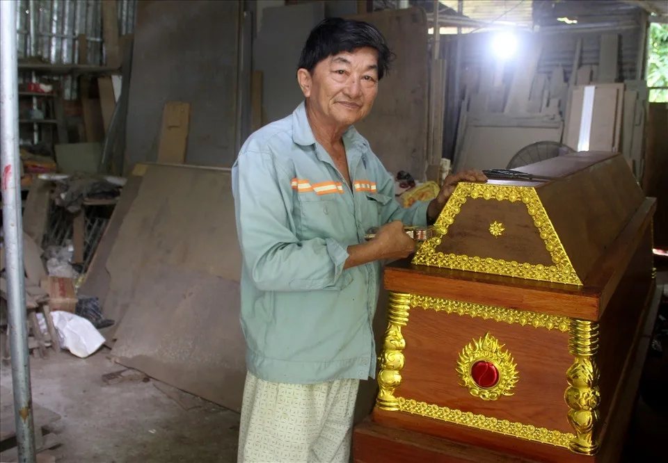 Trung bình một tháng ông Tân có thể làm hơn 10 chiếc hòm.