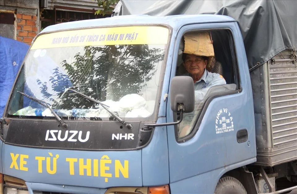 Ngoài đóng hòm, tẩm liệm cho những gia đình nghèo có người thân mất, ông Tân còn nhiệt tình với công tác từ thiện.