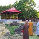 Một Phật tử cải táng mộ ông bà, cúng đất cho chùa
