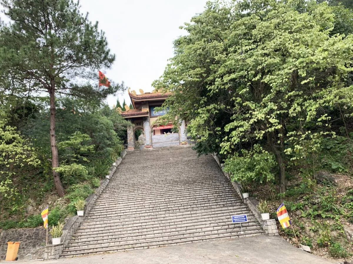 Lối lên chùa Thượng