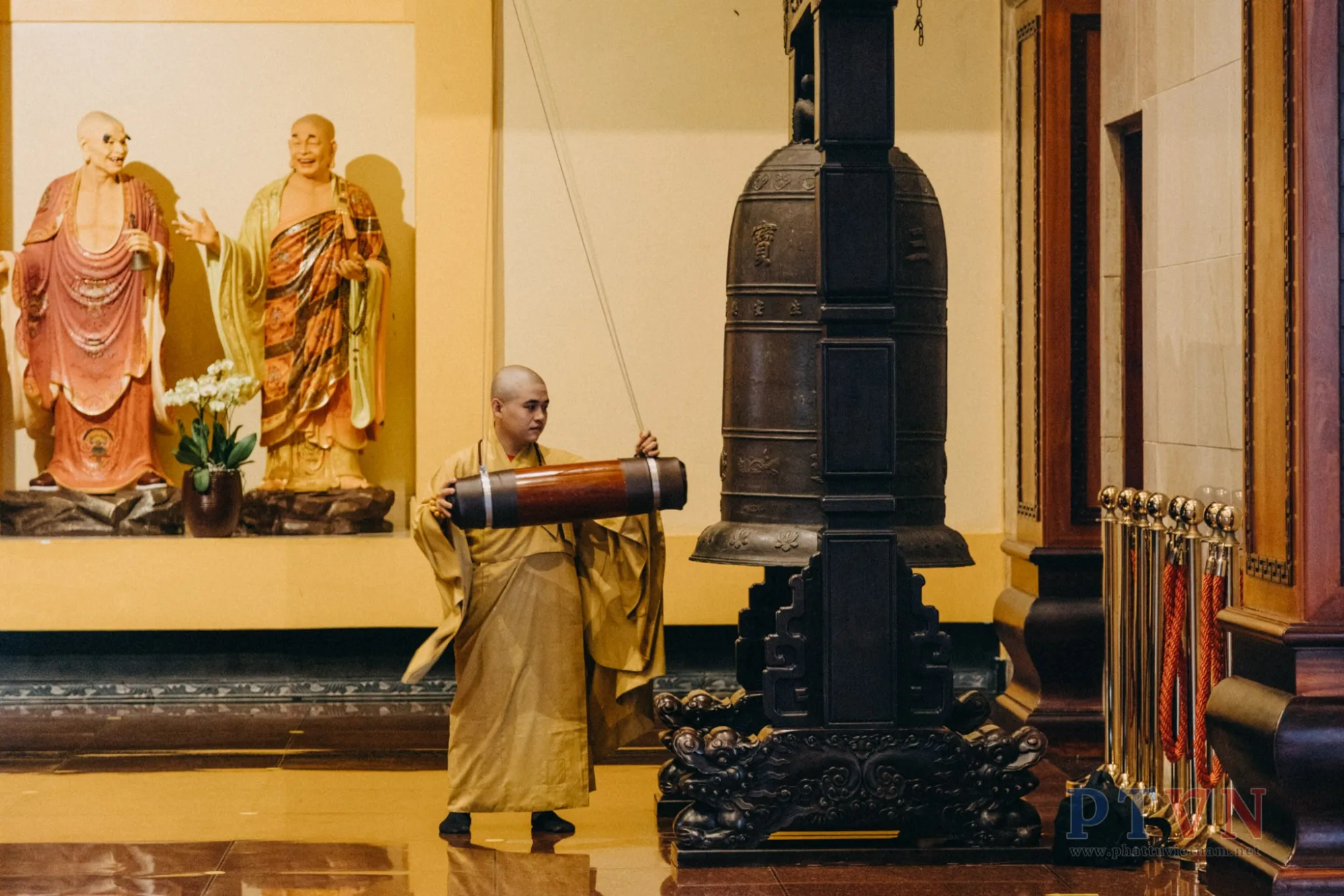 Chư Tăng cử hành chuông trống Bát-nhã