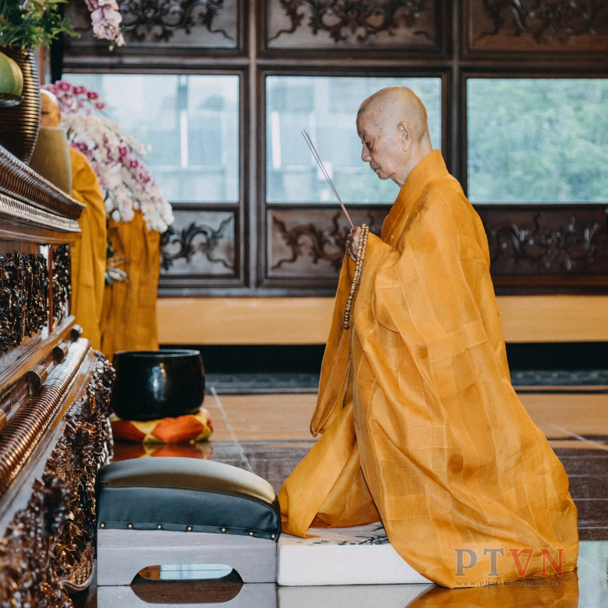 Trưởng lão Hòa thượng Quyền Pháp chủ niêm hương bạch Phật