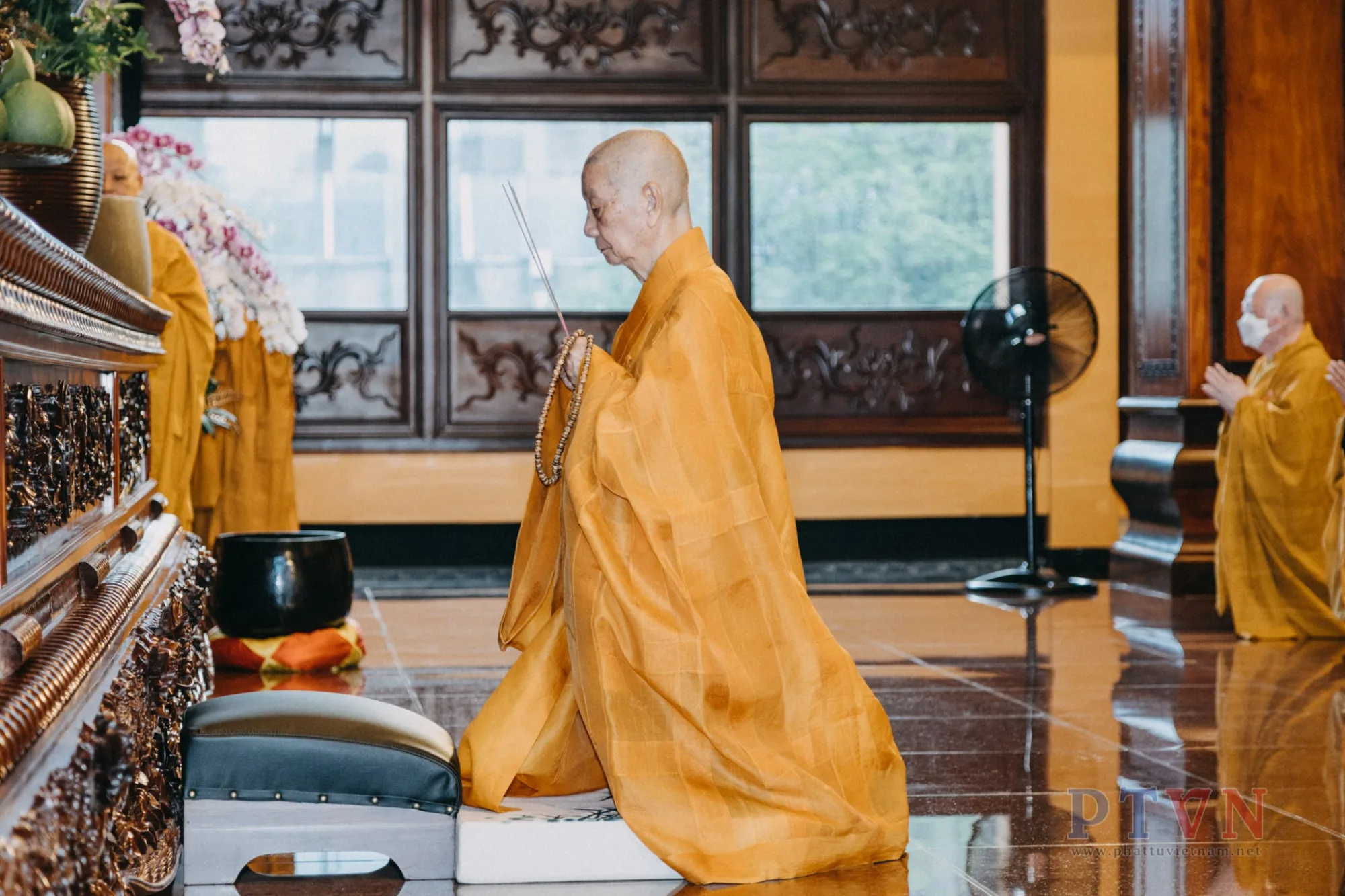 Trưởng lão Hòa thượng Quyền Pháp chủ GHPGVN niêm hương bạch Phật