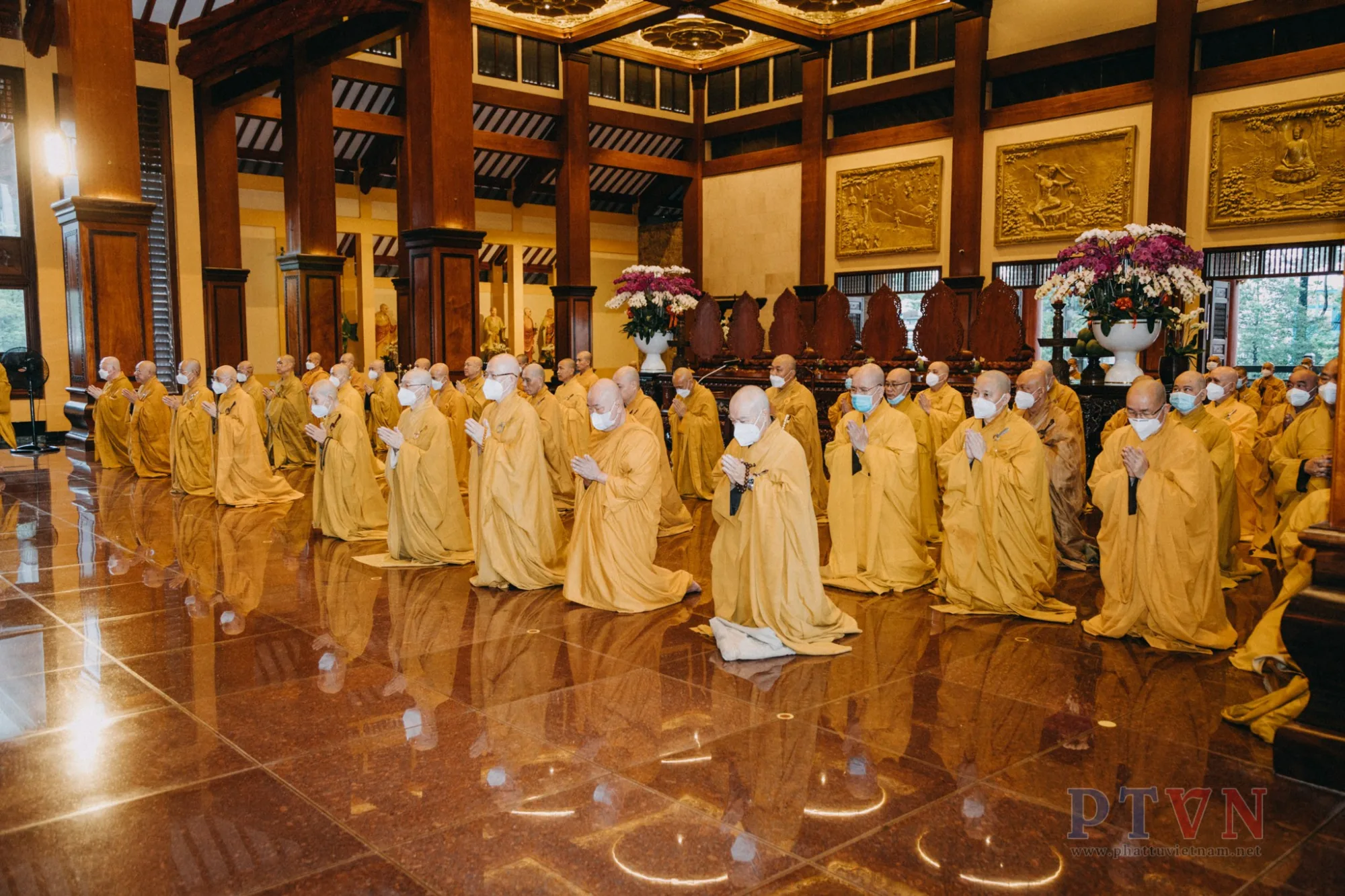 Đại chúng tỳ-kheo Tăng nhất tâm hướng về Tôn tượng Đức Phật