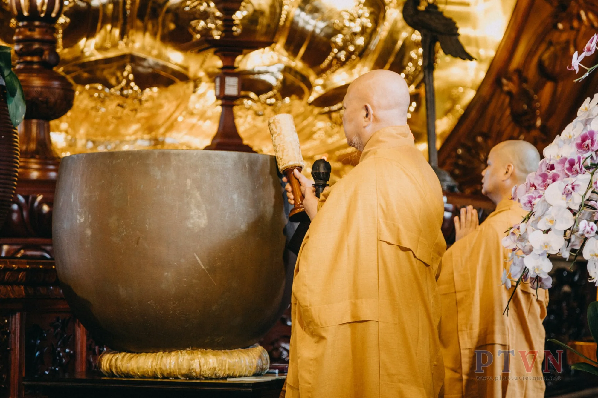 Hoà thượng Thích Lệ Trang dẫn lễ