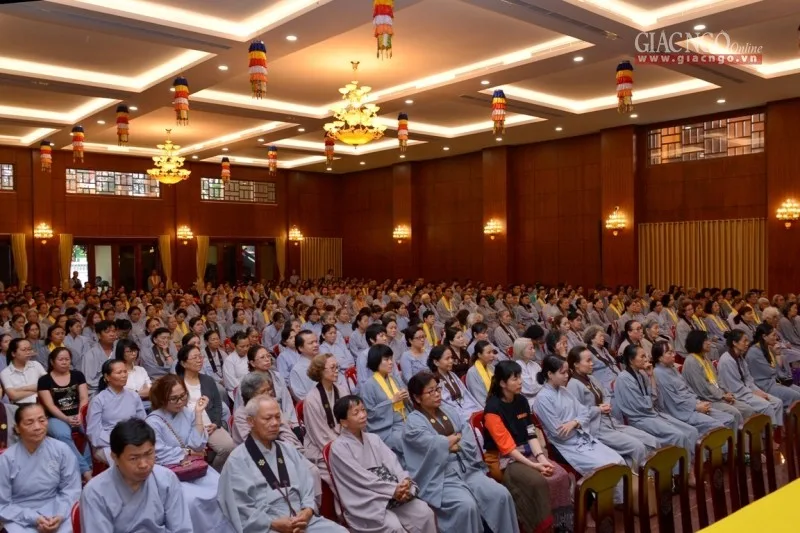 Phật tử đến nghe pháp tại Việt Nam Quốc Tự ngày rằm tháng Giêng