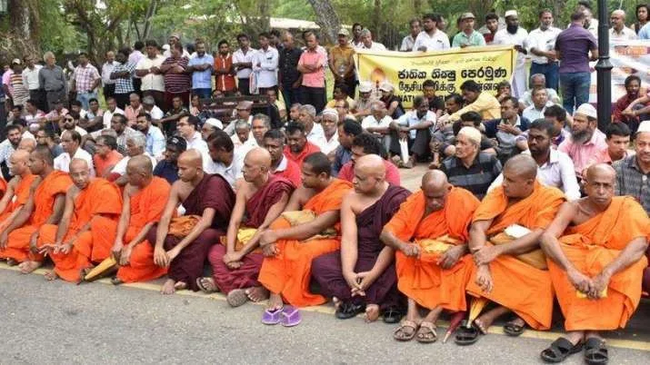 Các nhà Sư biểu tình ôn hòa phản đối sự xung đột bạo động tôn giáo ở Sri Lanka