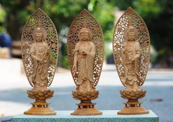 Bồ-tát Quán Âm đứng bên tay nào của Phật A Di Đà?