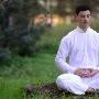 Có nên cởi trần khi tọa thiền trong mùa nóng?