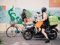 ‘Anh Tây shipper’ phát cơm chay từ thiện cho người nghèo ở TP.HCM