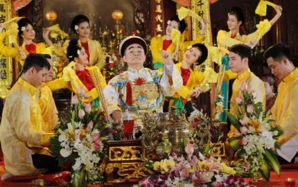 Người xuất gia có được phép hầu đồng, thờ lạy thần thánh hay không?