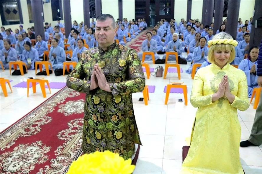 Từ Ukraina sang VN du lịch rồi làm lễ cưới tại chùa