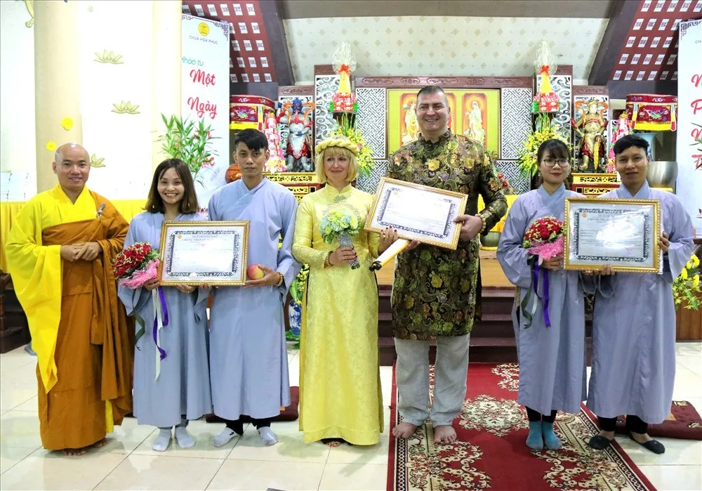3 đôi tân hôn nhận quà và chứng nhận hằng thuận của chùa