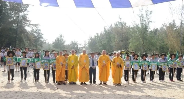 Chư tôn thiền đức chứng minh và quý huynh trưởng chụp hình với trại sinh