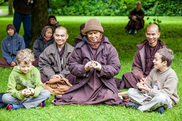 Bạn nhỏ phương Tây được cha mẹ đưa tới Làng Mai tìm hiểu Phật pháp - Ảnh minh họa