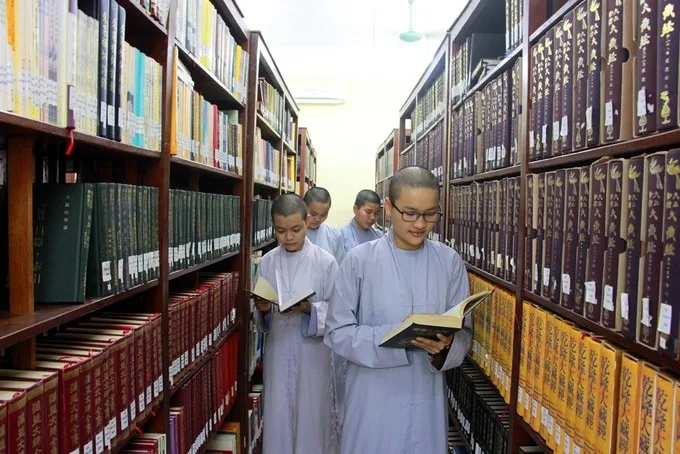 Ni sinh tìm hiểu kinh điển - Ảnh minh họa