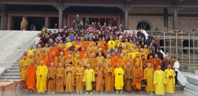 Hoà thượng Chủ tịch trồng cây tại chùa Tam Trúc – nơi tổ chức Vesak LHQ 2019