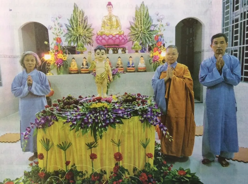 Phật tử Nguyễn Tấn Phát (bìa phải)