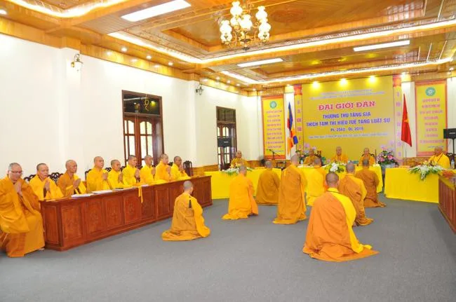 Giới tử Tỳ-kheo thọ nhận giới pháp và tạ ơn Hội đồng giới sư