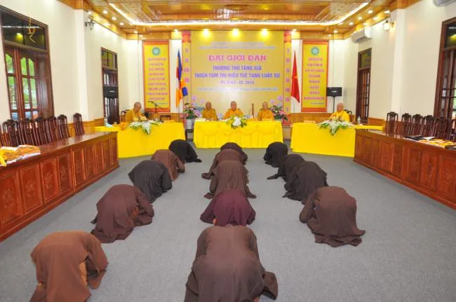 Hội đồng Giới sư đăng đàn truyền giới
