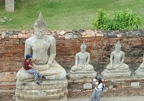 Người phụ nữ ngồi lên lòng tượng Phật khiến người dân Thái Lan không hài lòng.