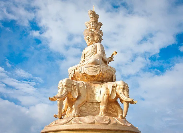 Tượng Bồ-tát Phổ Hiền