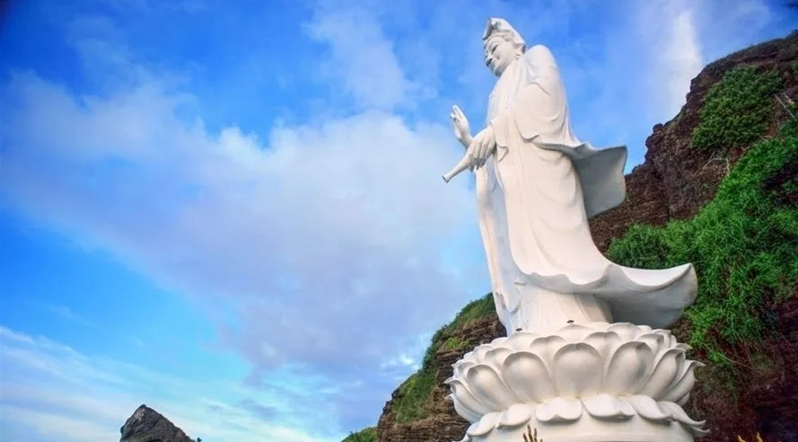 Bồ-tát Quán Thế Âm được Phật giáo đồ Bắc tông xem là "mẹ hiền" thường cứu khổ, cứu nạn