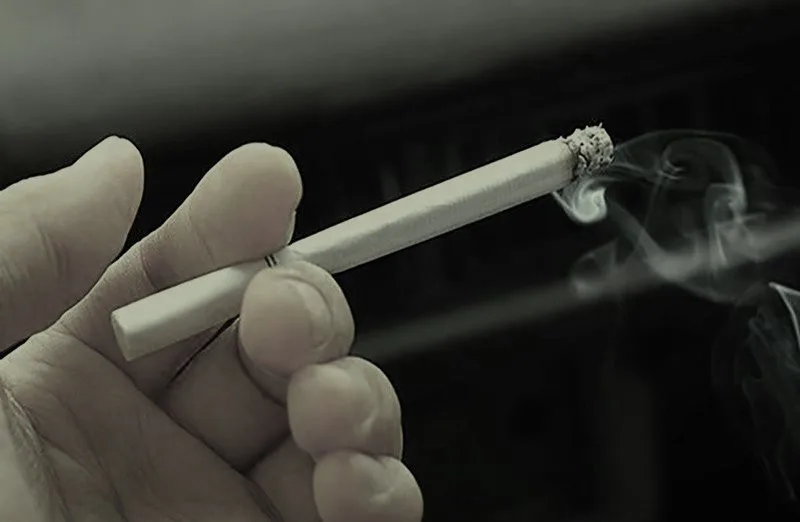 Hút thuốc, uống bia có vi phạm giới luật?