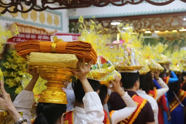 Phật tử dâng cúng pháp y