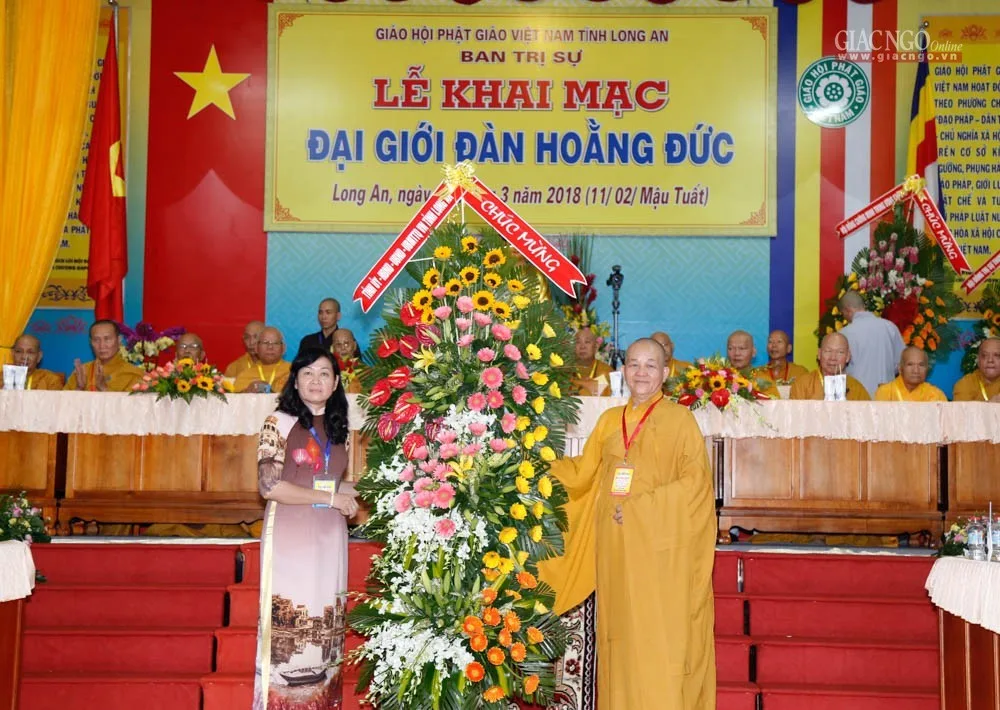 Đại giới đàn đón nhận nhiều lẵng hoa chúc mừng từ T.Ư Giáo hội và các cấp chính quyền