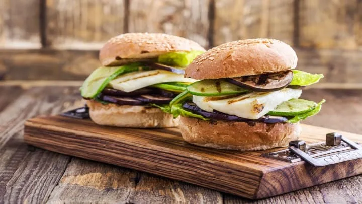 Planet Green là nhà hàng chay ở Thâm Quyến, bắt đầu đưa ra các loại burger với thịt làm từ thực vật với giá 88 tệ, khoảng 290.000 đồng, trong khi giá một phần burger ở các chuỗi thức ăn nhanh chỉ 10 – 50 tệ. Từ khi giới thiệu sản phẩm mới, Planet