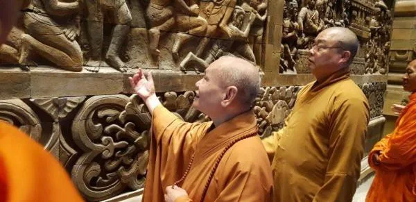 Hòa thượng Chủ tịch tham quan hoa văn, họa tiết công trình chùa Tam Chúc