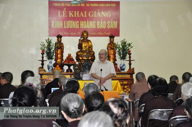 PGS.TS. Ngô Hữu Thảo, giảng viên cao cấp Học viện Chính trị Quốc gia Hồ Chí Minh, Chủ nhiệm Hội đồng tư vấn công tác Tôn giáo Ủy ban MTTQ Việt Nam Tp.Hà Nội thuyết giảng tại chùa Liên Phái