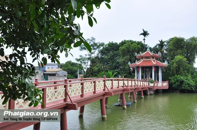 Lầu Quan Âm trước cổng chùa